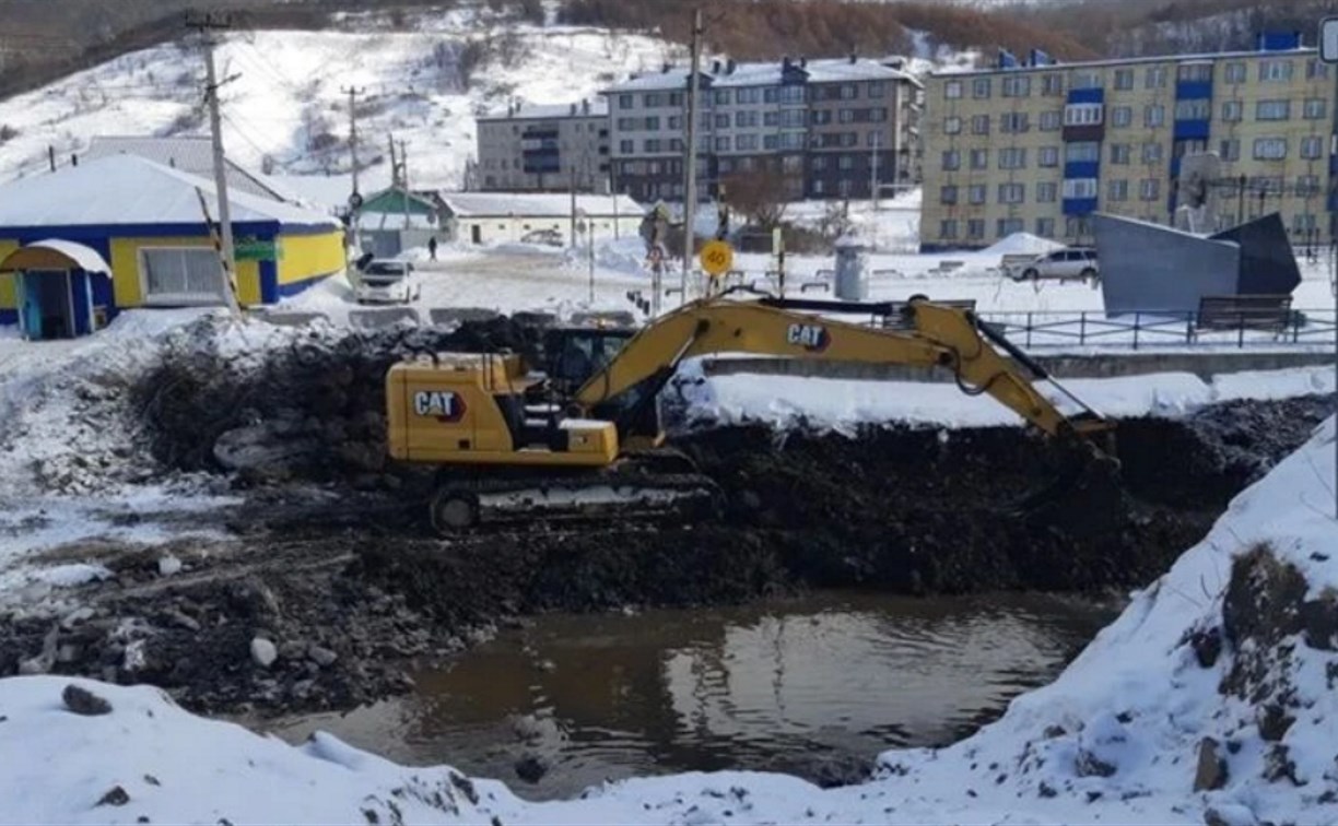 В Холмском районе начали демонтировать опоры старого моста через реку Правда
