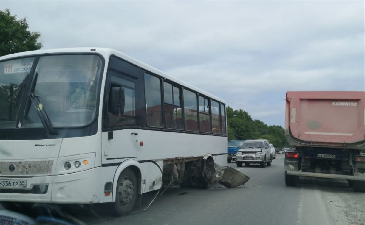 Пассажирский автобус и Subaru Forester столкнулись на анивской трассе