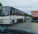 Пассажирский автобус и Subaru Forester столкнулись на анивской трассе