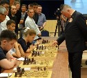 Трехкратный чемпион мира Анатолий Карпов провел сеанс одновременной игры в Южно-Сахалинске