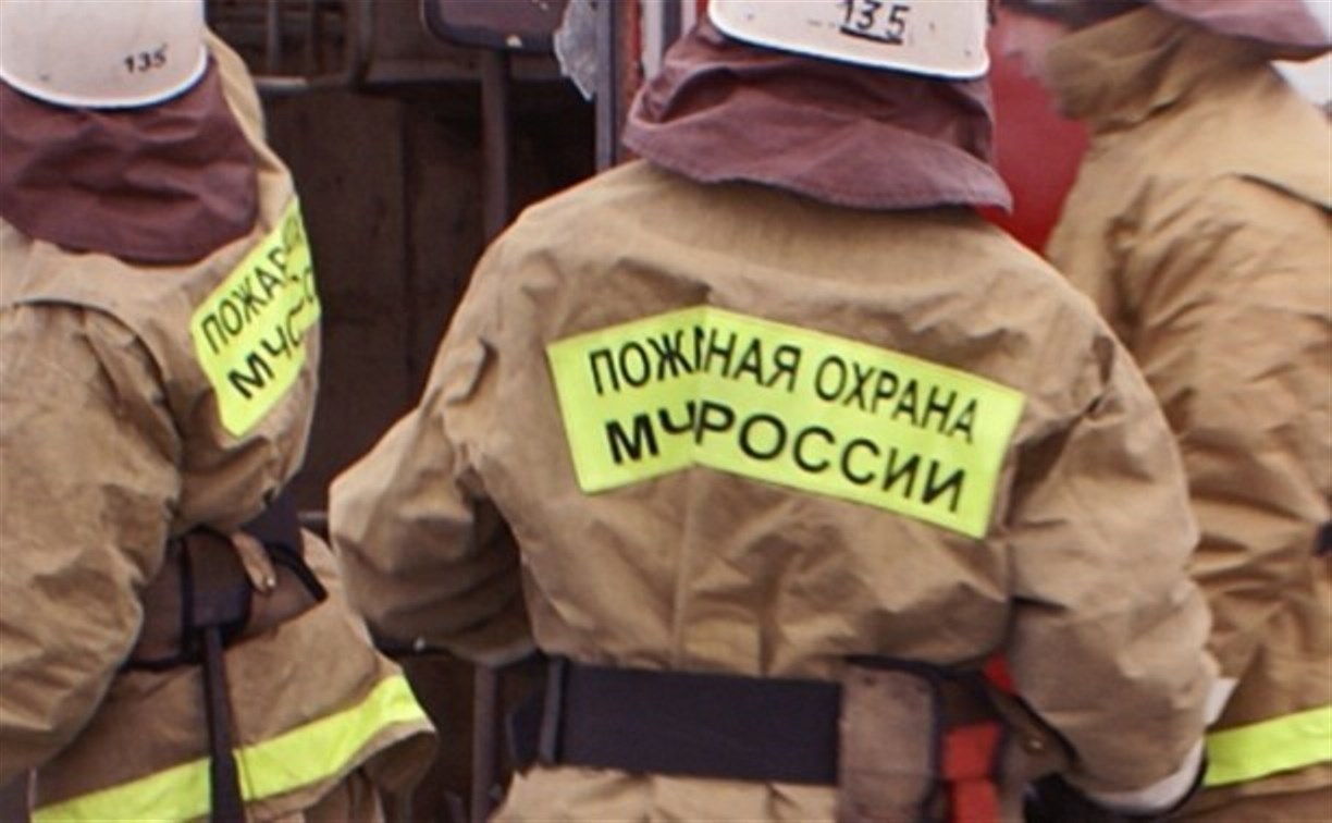 При пожаре в Долинске эвакуировали 10 человек