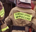 При пожаре в Долинске эвакуировали 10 человек