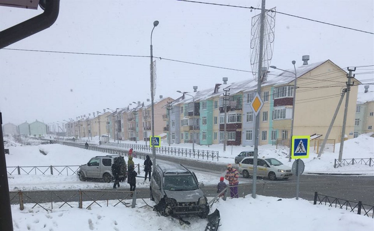 Два автомобиля врезались в дорожное ограждение в Дальнем