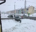 Два автомобиля врезались в дорожное ограждение в Дальнем