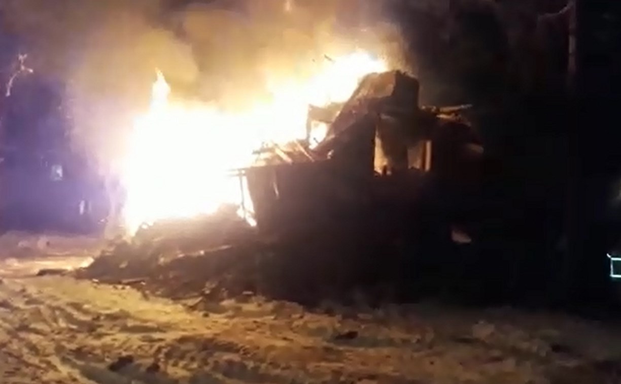 Пожарным Южно-Сахалинска пришлось тушить снесенный барак