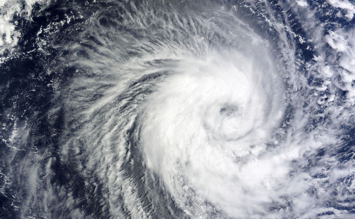 Ураган на Курилах, задержаны рейсы, стоит паром: что уже натворил циклон в Сахалинской области