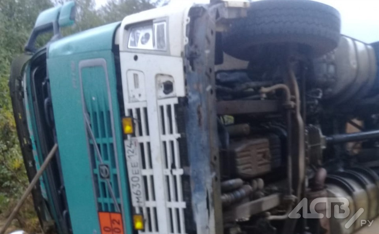 Очевидцы: на Сахалине водитель большегруза, чтобы избежать лобового ДТП с автобусом, опрокинул машину