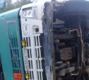 Очевидцы: на Сахалине водитель большегруза, чтобы избежать лобового ДТП с автобусом, опрокинул машину