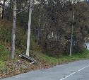Молодые люди в Быкове демонтировали и выбросили лавку у Дома культуры