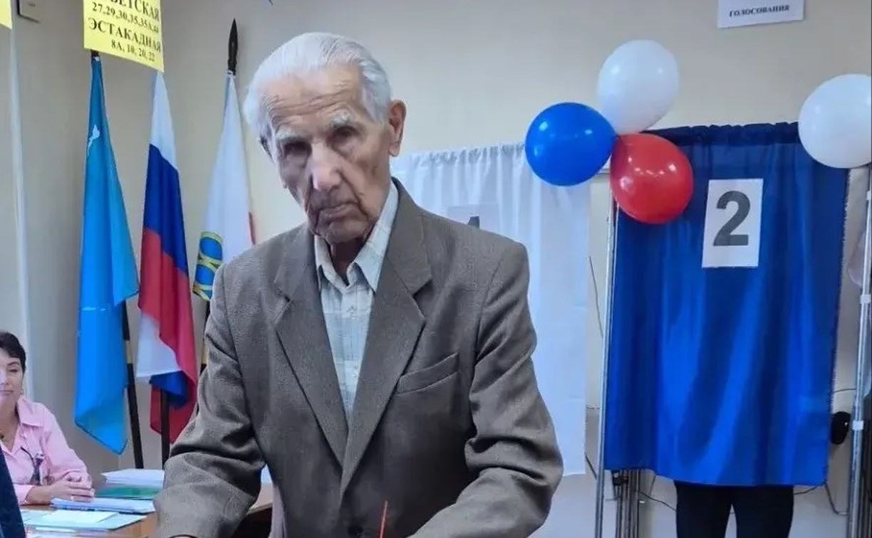 100-летний сахалинский ветеран Алексей Ветров проголосовал на выборах в Госдуму
