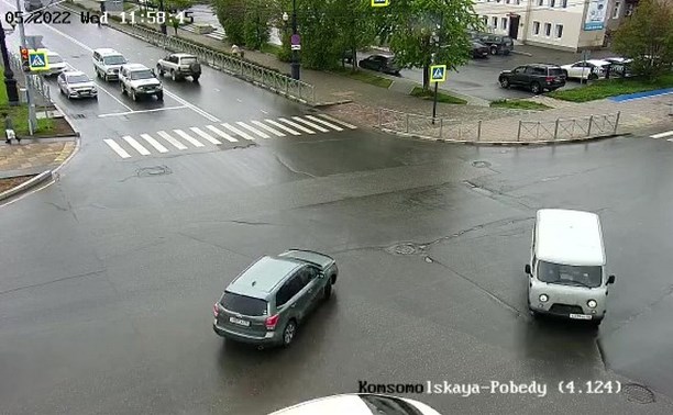 Момент ДТП с участием автомобиля медслужбы и Honda Fit попал на видео в Южно-Сахалинске