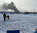 Пожар на территории рыболовной компании на Сахалине уничтожил здание на площади 120 "квадратов"