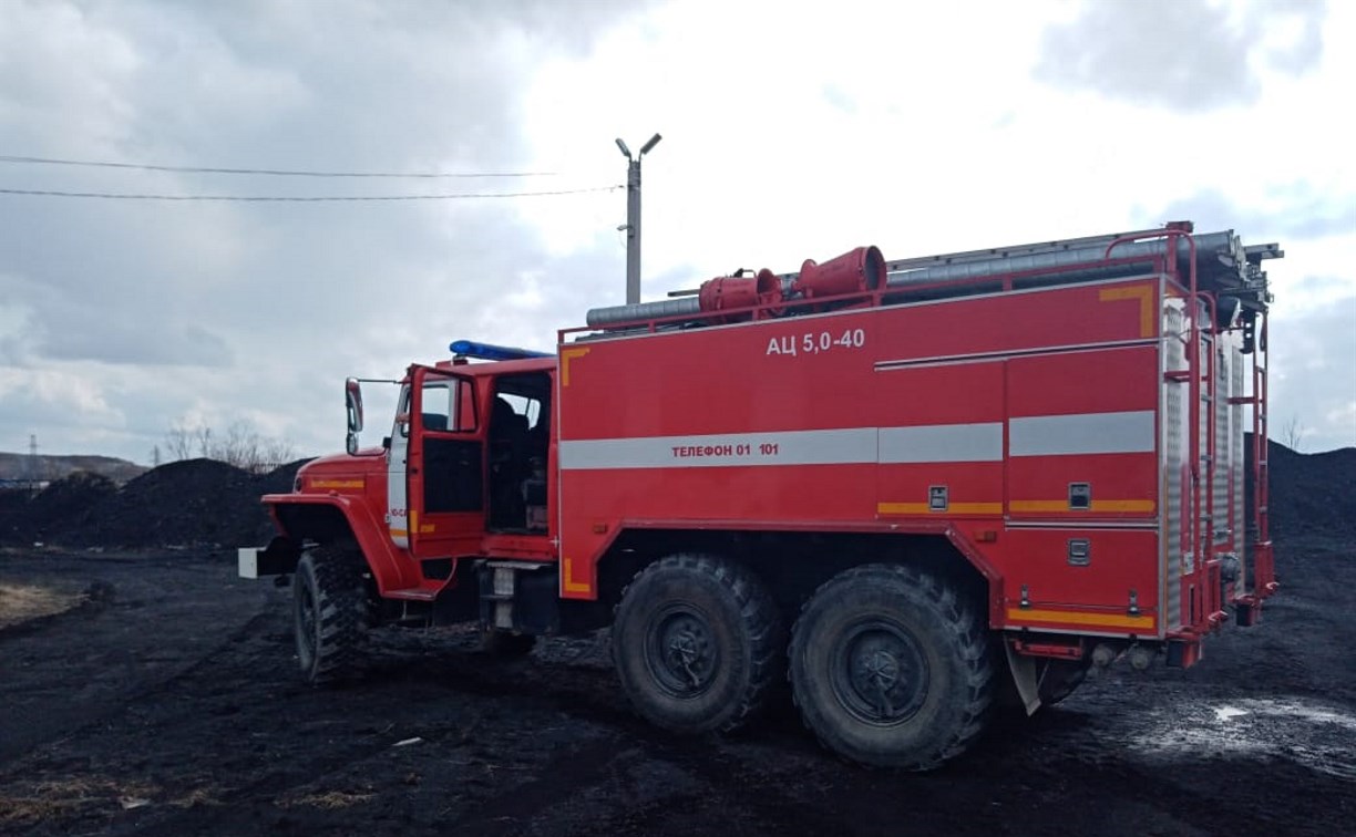 Горящую траву потушили на окраине Южно-Сахалинска