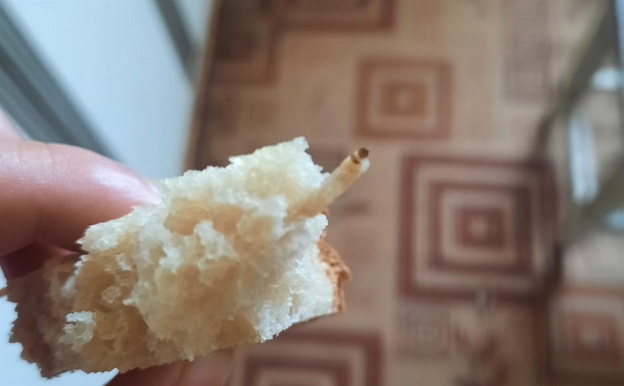 Булку хлеба с личинкой короеда продали жителям Тымовского