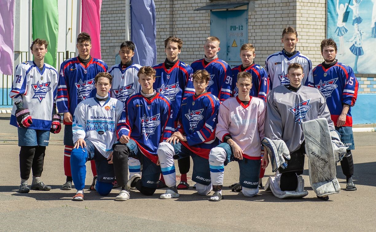 "Очень сплоченный коллектив": молодые хоккеисты рассказали, почему хотят играть в "Сахалинских акулах"