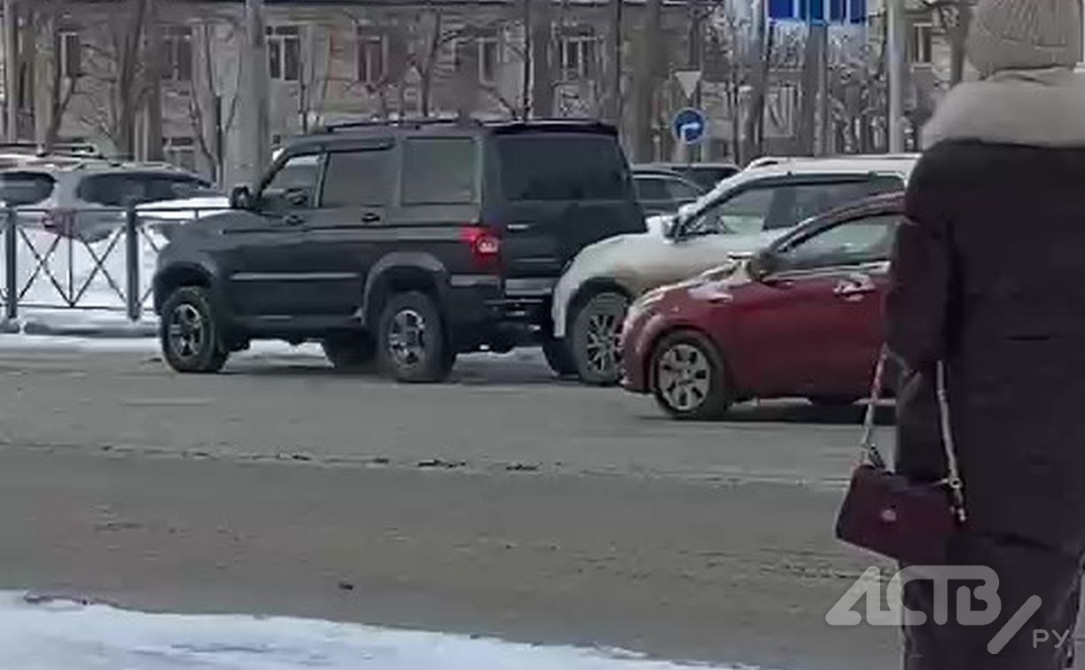 Кроссовер въехал в заднюю часть "Патриота" в Южно-Сахалинске 