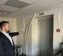Сдать с недочетами не получится: мэр Александровска-Сахалинского проверил капремонт сельского дома культуры