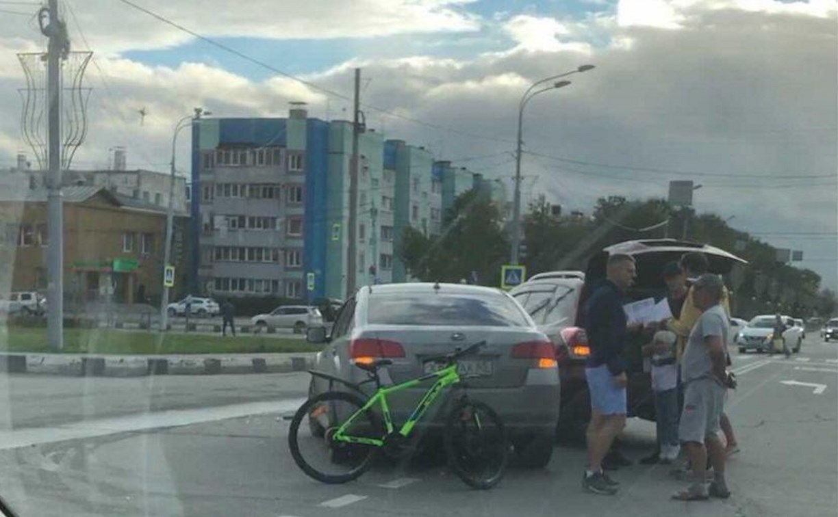 На выезде с парковки ТЦ в Южно-Сахалинске произошло серьезное ДТП
