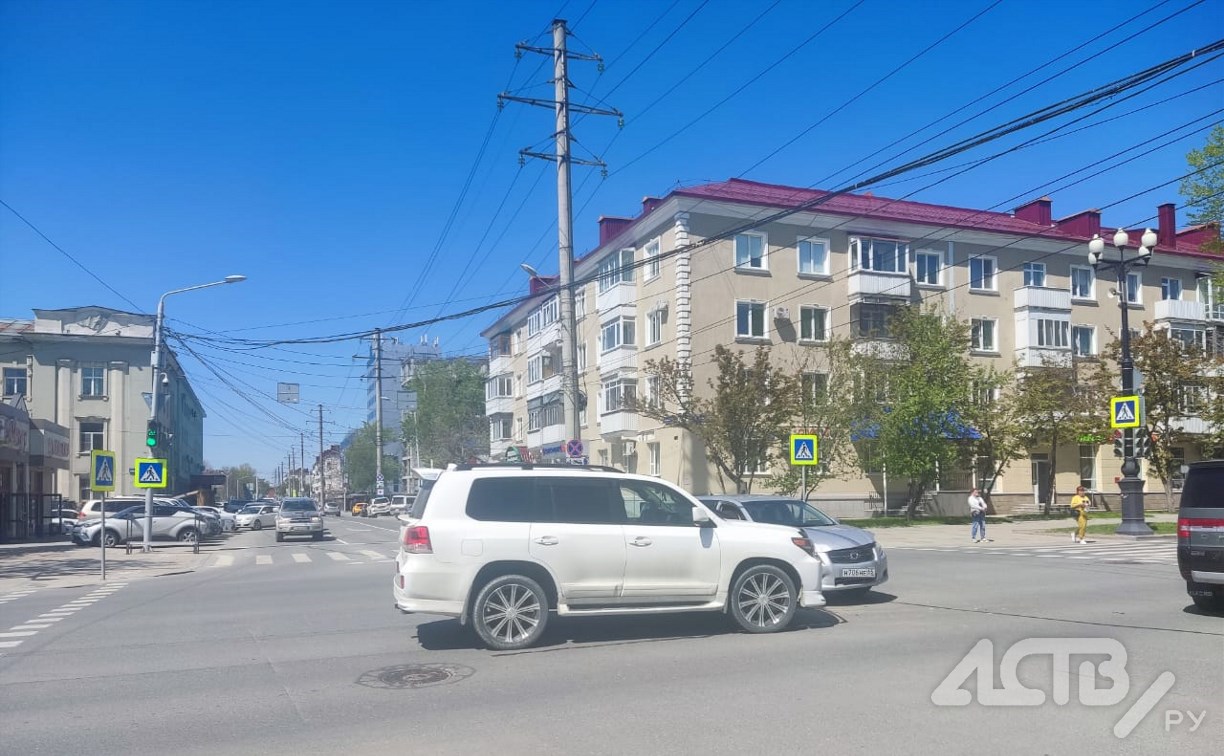 Очевидцев столкновения Toyota Corolla Fielder и Toyota Land Cruiser ищут в Южно-Сахалинске