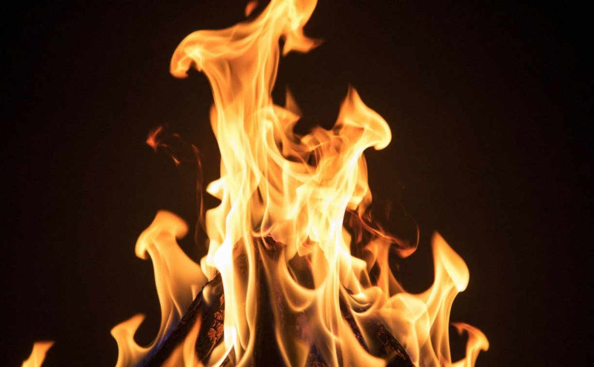 Два человека погибли при пожаре в Соколе 