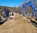 На кладбище Охи расчистили дренажный канал и завезли грунт для восстановления размытых участков