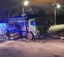 "Кабина всмятку": самосвал и грузовик столкнулись на выезде из Южно-Сахалинска