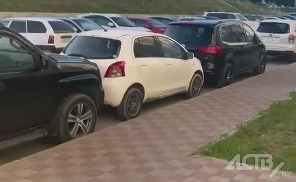 Очевидец показал видео со двора в Корсакове, где жена автохама ударила полицейского