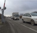 Отремонтированный месяц назад железнодорожный переезд в Южно-Сахалинске снова разрушен (+ дополнение) 