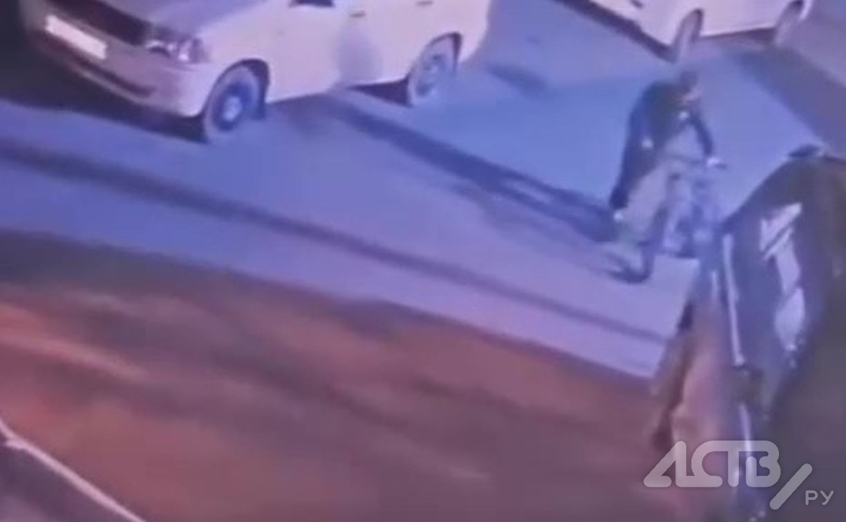 Наглец в Южно-Сахалинске похитил велосипед, на который скрупулёзно копил ребёнок: видео с камеры Наглец в Южно-Сахалинске похитил велосипед, на который скрупулёзно копил ребёнок: видео с камеры