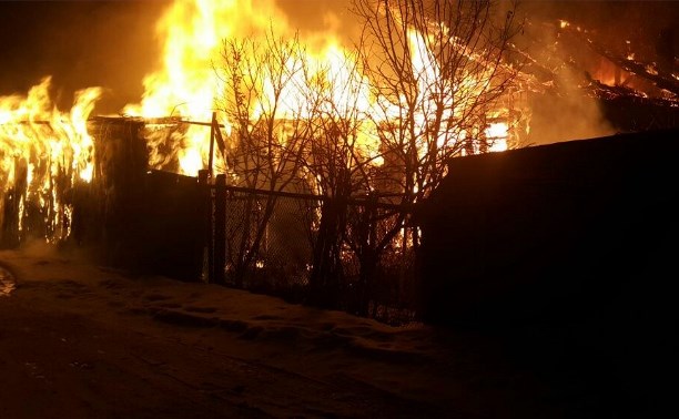 Горящий барак тушат пожарные в Южно-Сахалинске