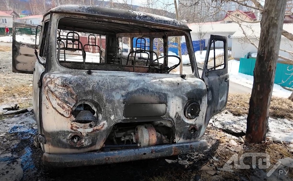 Очевидцы: дети в Южно-Сахалинске сожгли машину