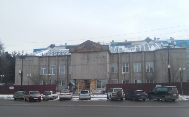 В "заминированную" больницу им. Анкудинова Южно-Сахалинска утром съехались спасатели и полиция