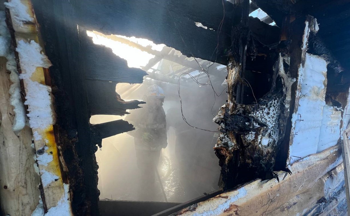 Пожар вспыхнул в заброшенной постройке в Корсакове Пожар вспыхнул в заброшенной постройке в Корсакове