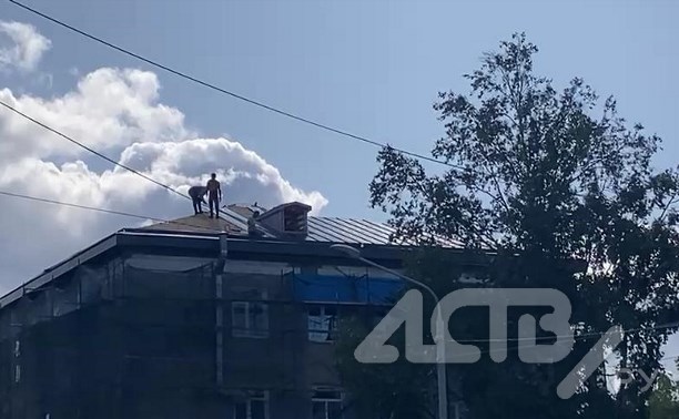 Очевидцы: рабочие без страховки ходят по крыше дома в Южно-Сахалинске