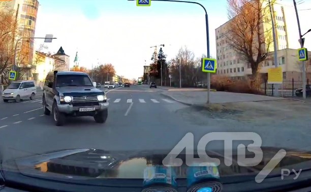Девушка на "Паджеро" из-за резкого манёвра едва не попала ДТП в Южно-Сахалинске