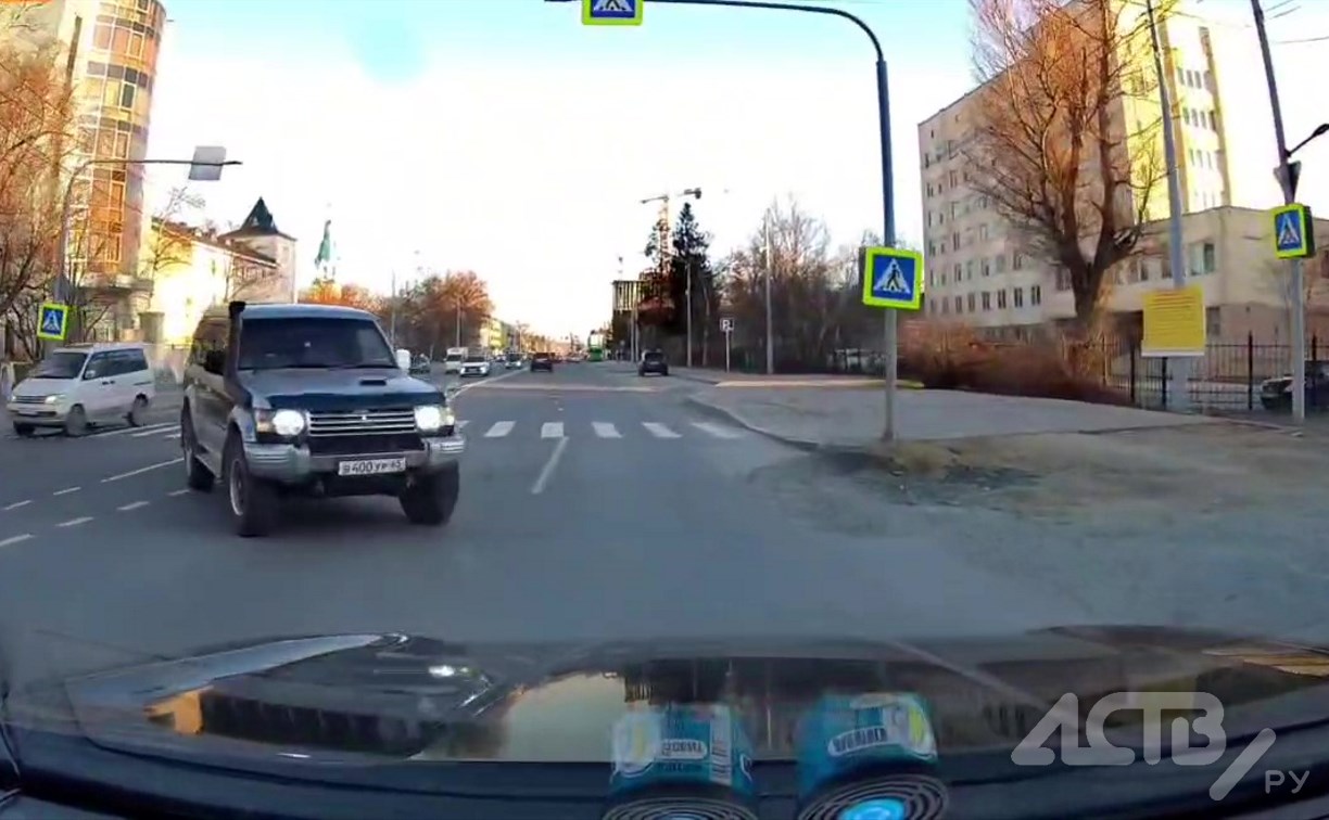 Девушка на "Паджеро" из-за резкого манёвра едва не попала ДТП в Южно-Сахалинске