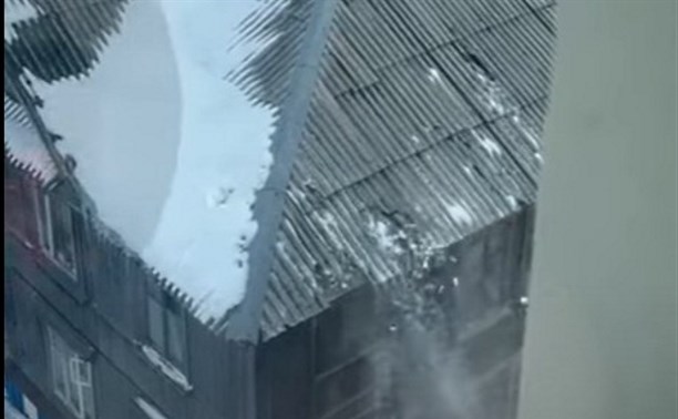 При расчистке крыши многоэтажки в Южно-Сахалинске повредили малоэтажный старенький дом