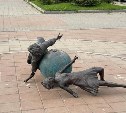 На площади в Тымовском вандалы сломали оловянную скульптуру