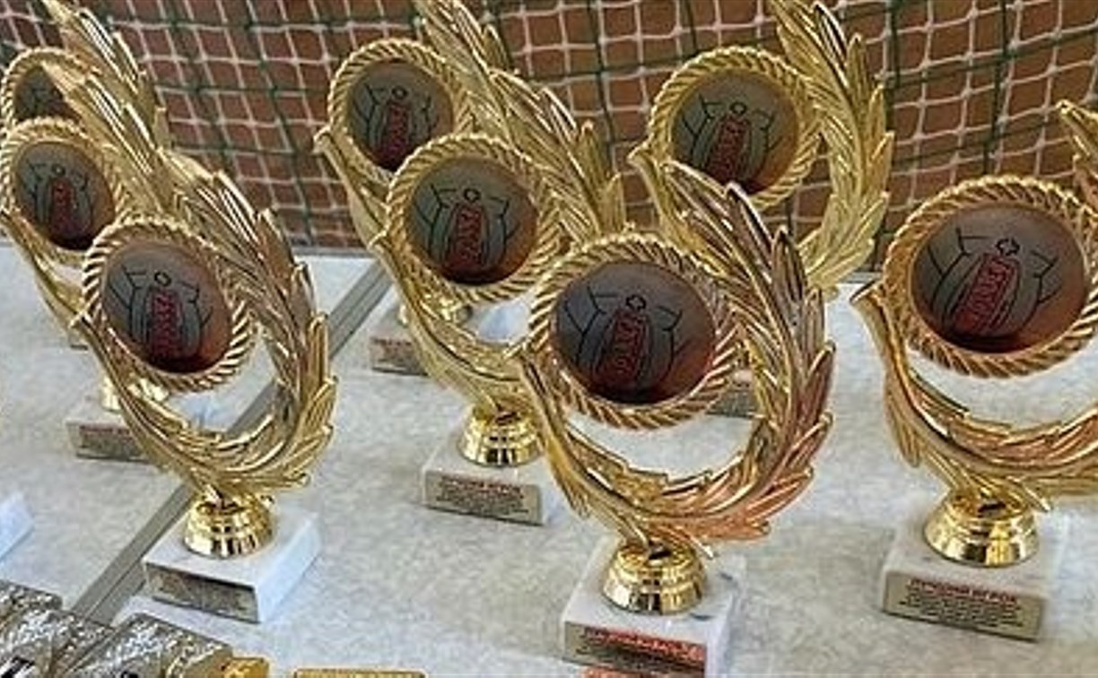Женские команды сразились за победу в японском мини-волейболе в Корсакове