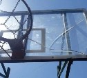Баскетбольный щит разбили на площадке у дома в Южно-Сахалинске