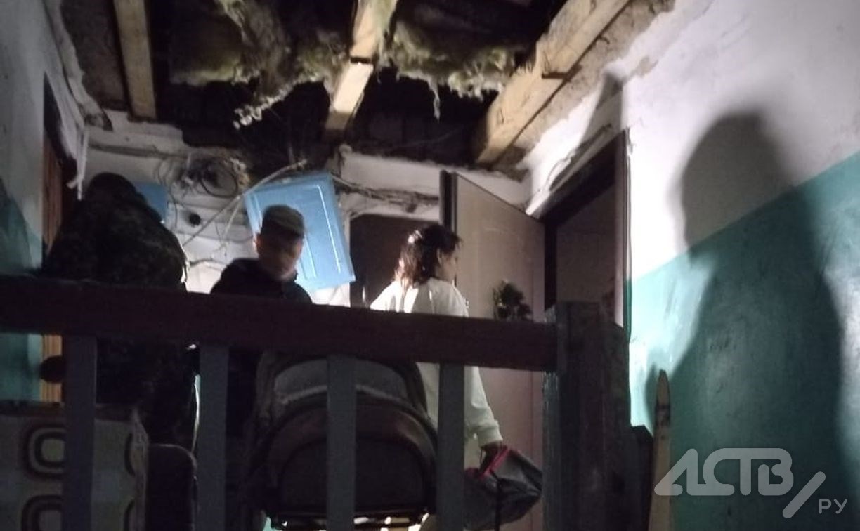 Потолок рухнул в подъезде многоквартирного дома на Сахалине