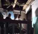 Потолок рухнул в подъезде многоквартирного дома на Сахалине