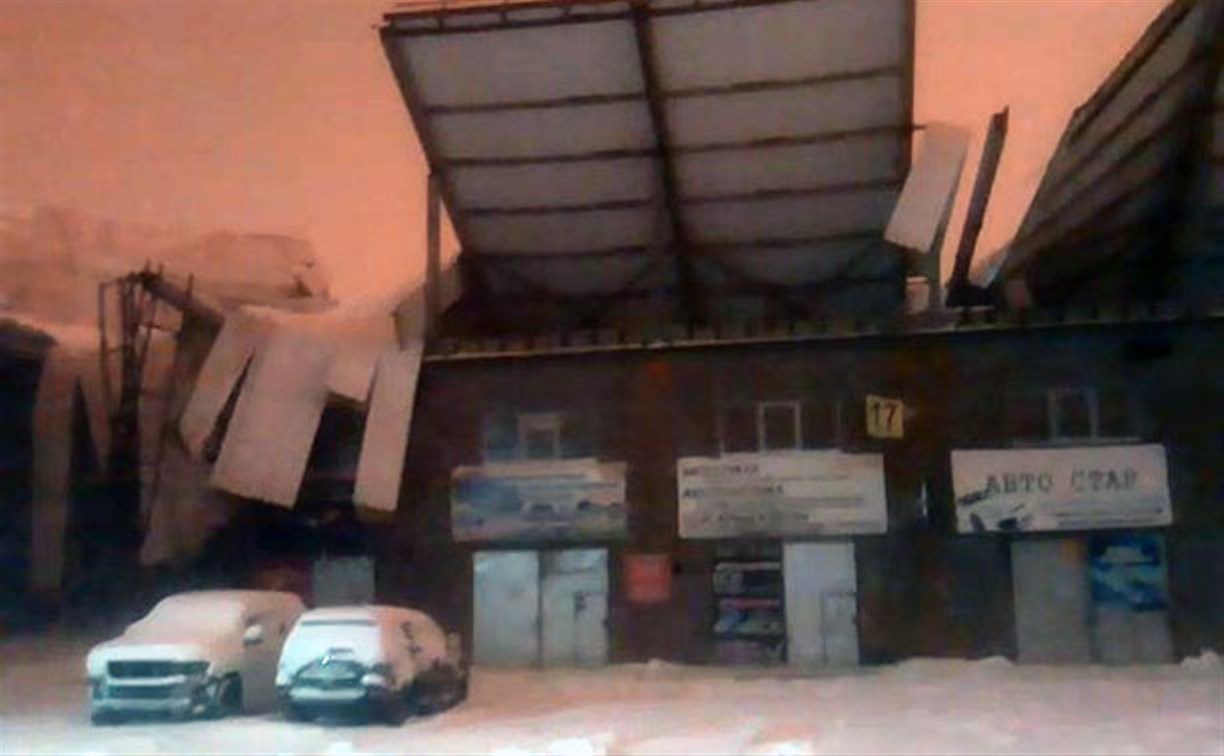 На улице Пуркаева в Южно-Сахалинске обрушилась крыша над автомастерскими