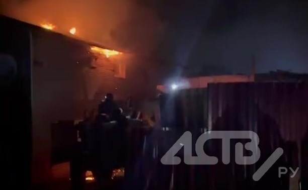 Две группы спасателей работали на месте пожара на Сахалине: жильцов горящего дома разбудили очевидцы