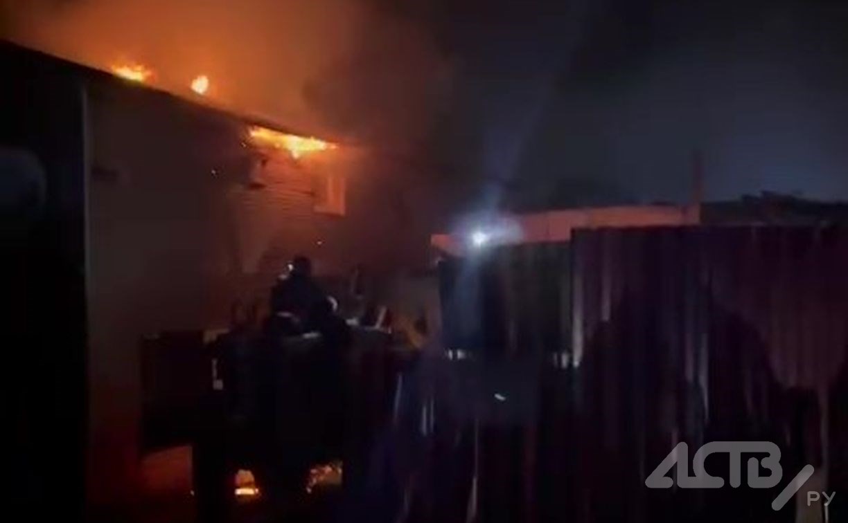 Две группы спасателей работали на месте пожара на Сахалине: жильцов горящего дома разбудили очевидцы