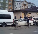 Внедорожник, легковушка и микроавтобус столкнулись в Южно-Сахалинске 