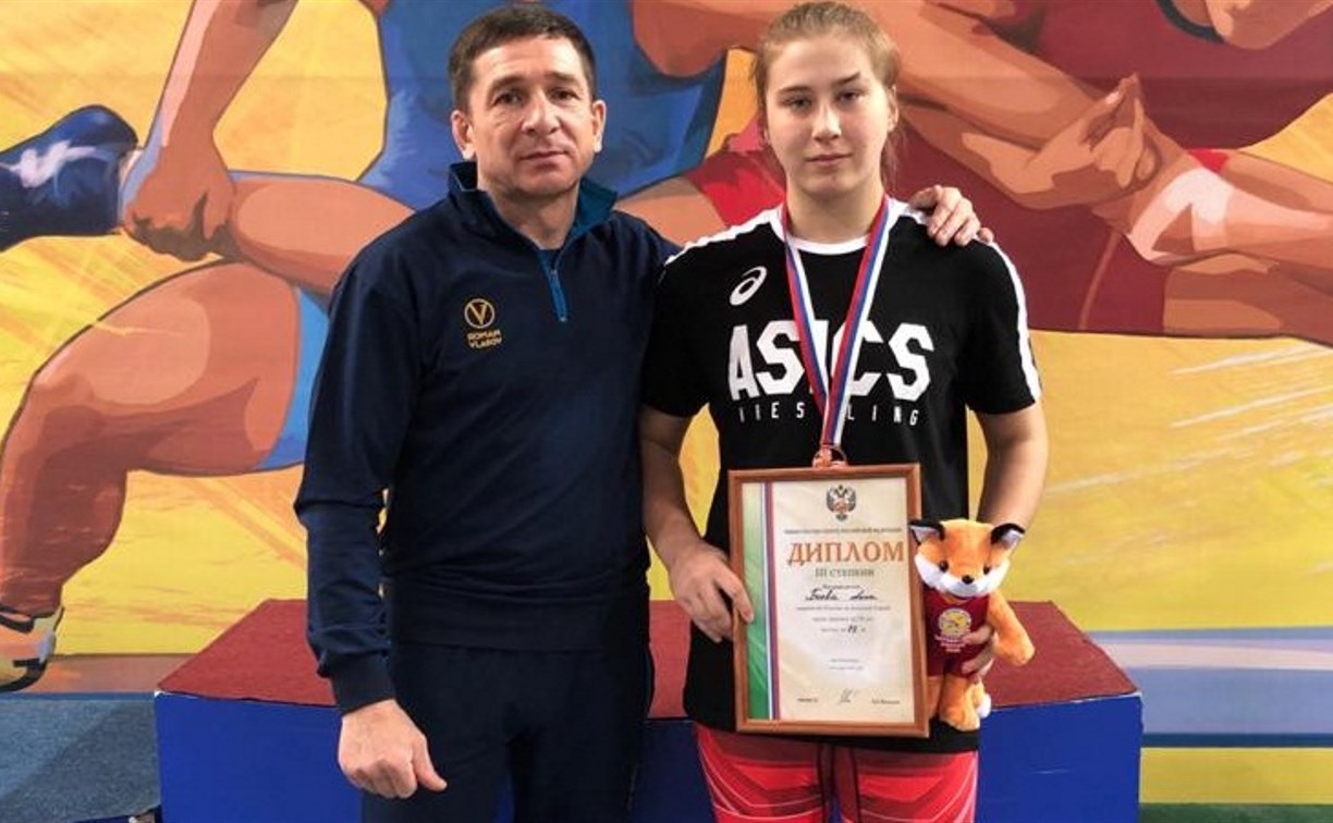 Анивская спортсменка завоевала бронзу на первенстве по борьбе в Новосибирске 