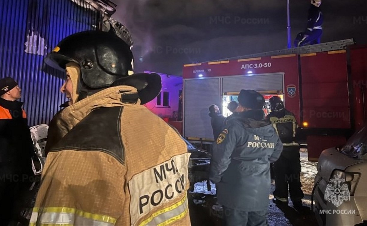 Почти 2,5 часа ушло у сахалинских пожарных на тушение гаражного бокса 