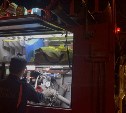 Мусорный контейнер полыхал около дома в Холмске