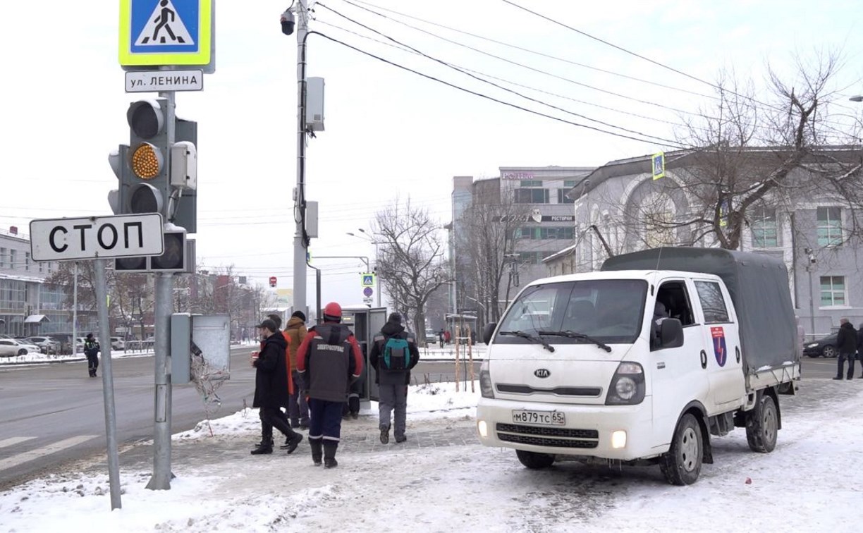 Светофор на перекрёстке улиц Ленина и Сахалинской мог сломаться из-за короткого замыкания под землёй